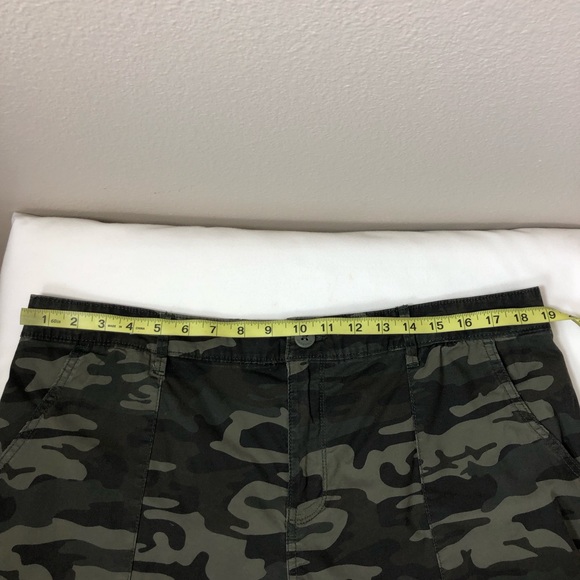 Social Standard by Sanctuary Boardwalk Elastic Back Green Camo Cuffed Shorts XXL - Picture 7 of 15